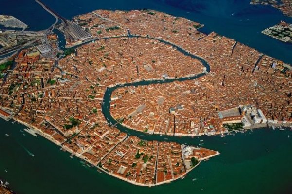 Турист в Венеции ударил гондольера, запретившего сделать селфи | Происшествия - «Происшествия»