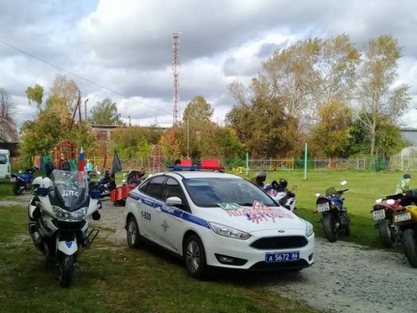 В Березовском байкеры и сотрудники ГИБДД провели уроки дорожной безопасности в детском доме