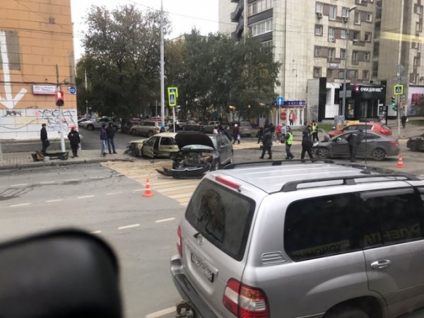 В центре Екатерибурга автомобиль вылетел на тротуар во время жуткой аварии
