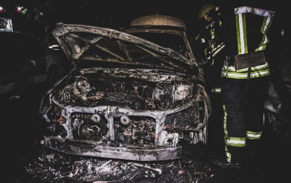 В Киеве ночью сгорели три авто - (видео)