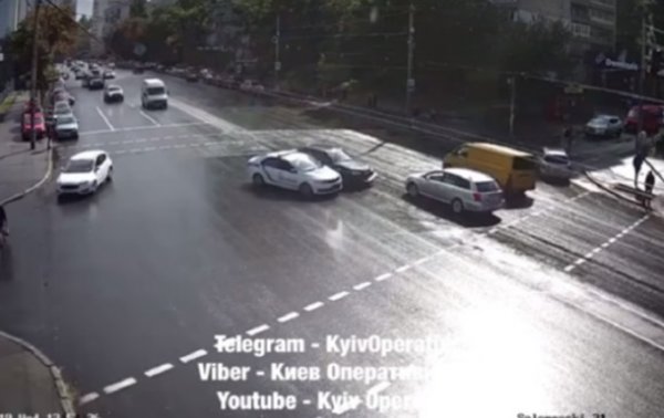 В Киеве патрульные устроили ДТП - (видео)