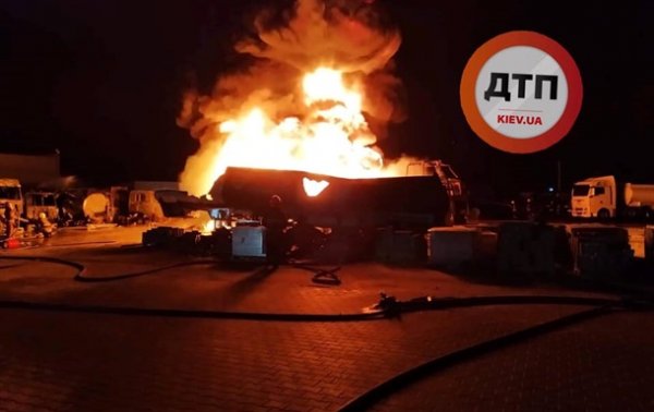 В Киеве разгорелся мощный пожар: слышны взрывы - (видео)