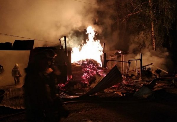 В Первоуральске пожарные пять часов боролись с огнем в жилом доме