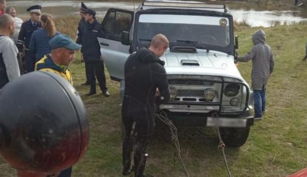 В Свердловской области три человека утонули вместе с автомобилем