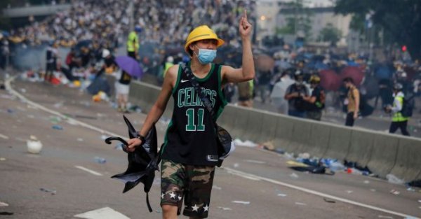 В Гонконге полиция применила против демонстрантов слезоточивый газ - «Новости Дня»
