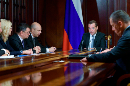 Медведев пояснил невозможность «просто так» раздать деньги бедным - «Общество»