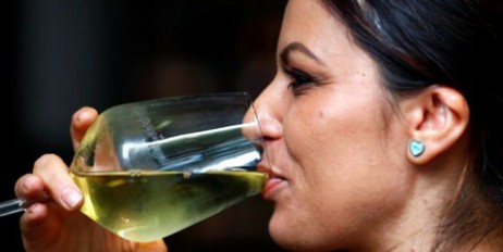 Названо неожиданное полезное свойство алкоголя для женщин - «Общество»