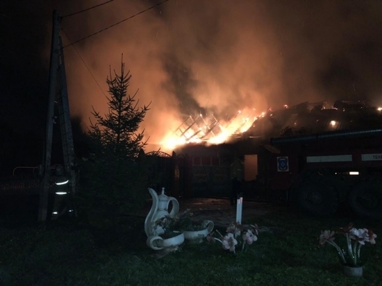 Под Заокскким пожарные два часа тушили пожар в доме на три семьи