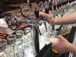 Роспотребнадзор поддержал запрет алкоголя в кафе в жилых домах - «Новости дня»