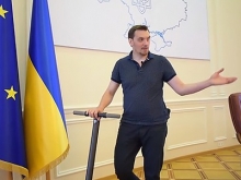 Шоу продолжается: премьер Украины прокатился на самокате - «Военное обозрение»