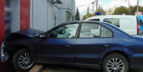 В Черновцах водитель врезался в дом и устроил стрельбу - «Происшествия»