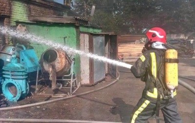В Киеве 40 спасателей тушили пожар на складах - (видео)