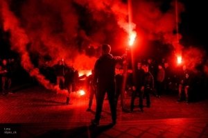 Киев заволокло дымом от взрывов: украинские националисты беснуются на марше - «Новости дня»
