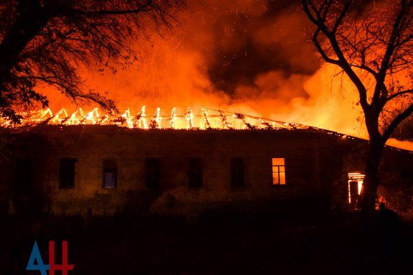? Дом горит в Коминтерново на юге ДНР вследствие обстрела со стороны ВСУ – СЦКК