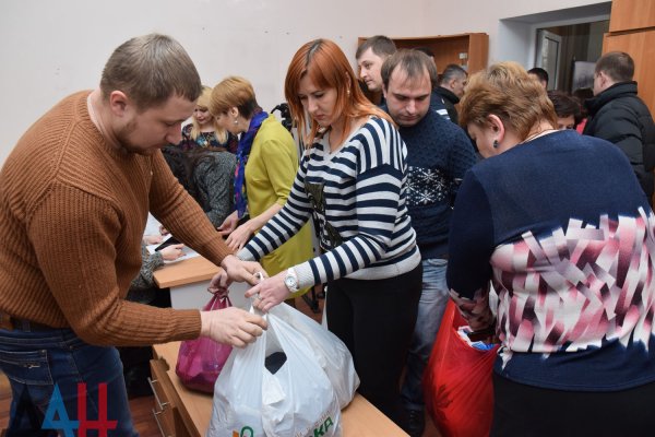 Депутаты и общественники ДНР передали жителям прифронтовых районов почти 200 тонн гумпомощи
