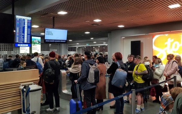 Десятки украинцев застряли в аэропорту Риги