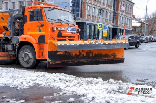 Екатеринбург чистят от снега 400 рабочих