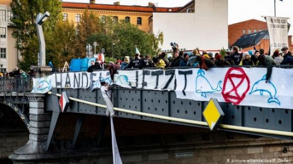 Экоактивисты добрались до правительственного квартала в Берлине - «Новости Дня»