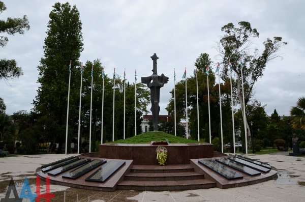 Глава ДНР в Абхазии возложил цветы к мемориалу погибшим в войне 1992-1993 годов