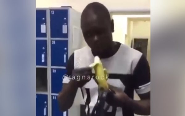 Киевлянин ударил и заставил африканца съесть банан - (видео)