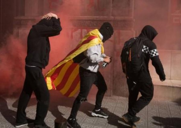 Массовые протесты в Каталонии: Пострадали 89 человек - «Военное обозрение»