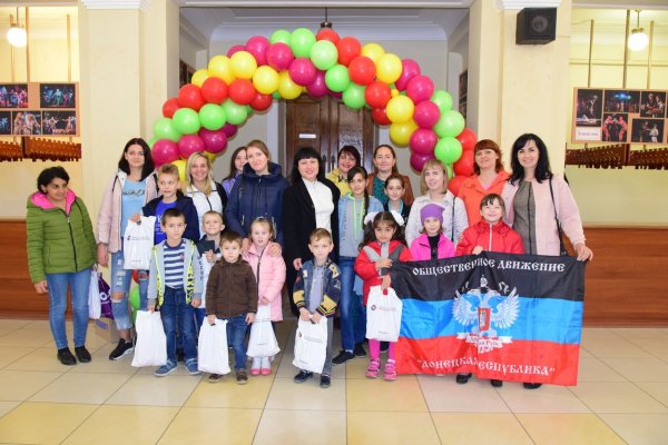 Общественники организовали поездку в макеевский ТЮЗ для детей льготных категорий из Харцызска