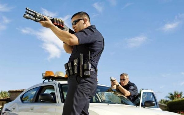 Почему полиция в США использует дробовики вместо автоматов? - «Культура»