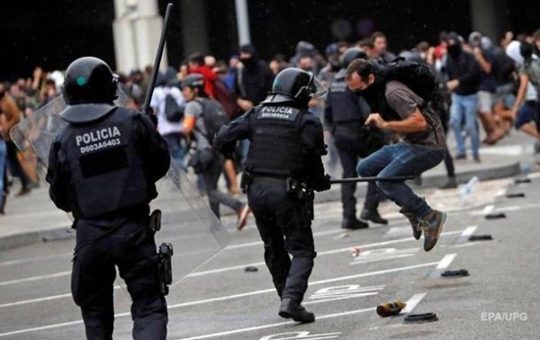 Протесты в Каталонии разгоняют резиновыми пулями - (видео)