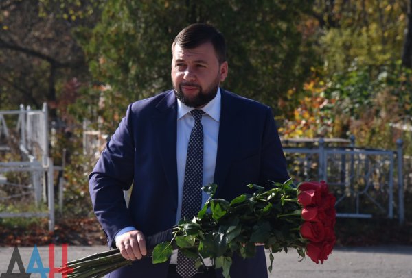 Пушилин в третью годовщину гибели Арсена Павлова возложил цветы к его могиле в Донецке