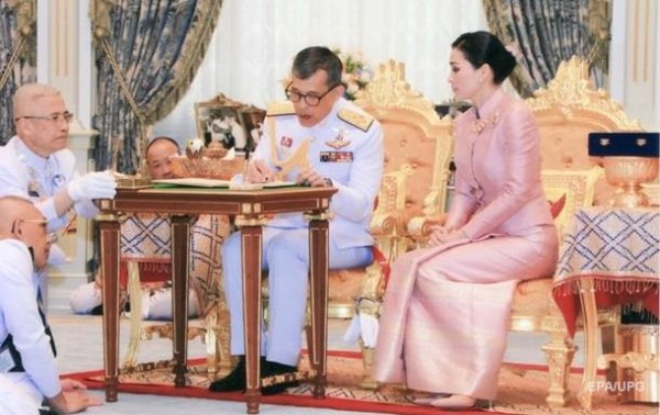 "Слишком высокие амбиции": король Таиланда лишил титулов свою жену - (видео)