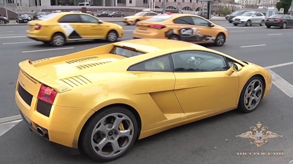 Спорткар не помог: в Москве водителя Lamborghini задержали за непропуск скорой помощи - (видео)