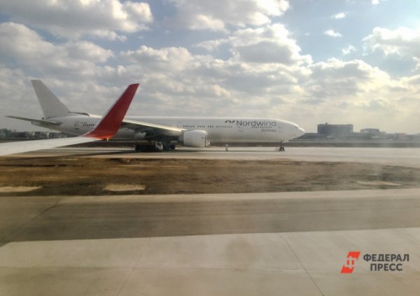 В аэропорту Челябинска трап въехал в самолет