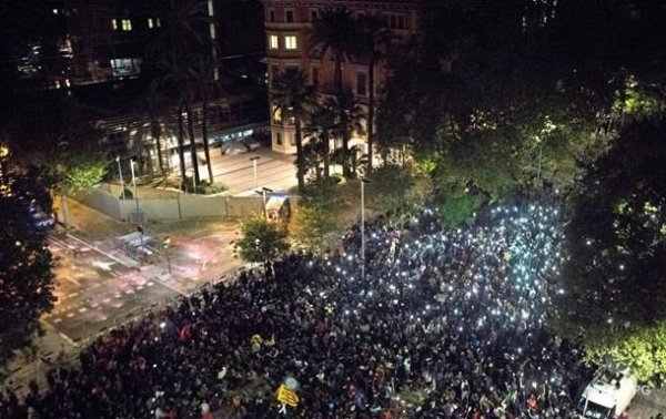 В Барселоне прошла акция протеста с воздушными шарами