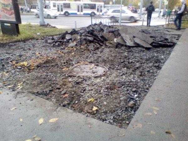 В Екатеринбурге разрушают новый асфальт для установки светофоров