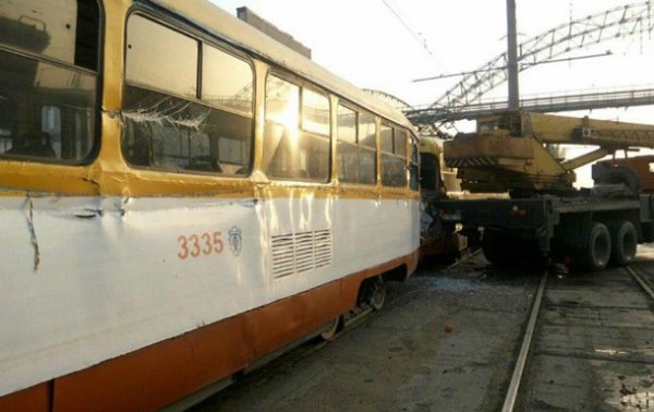 В Одессе автокран протаранил трамвай