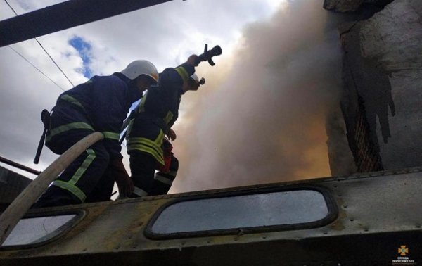 В Тернополе загорелся склад рядом с нефтебазой
