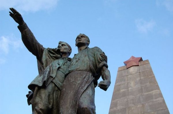 В Чехии снова произошел акт вандализма в отношении памятника Красной армии - «Новости Дня»