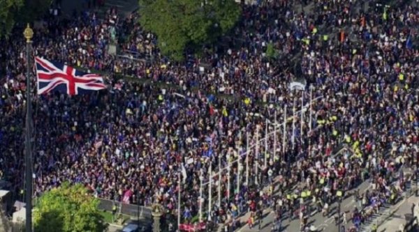 В Лондоне тысячи манифестантов требуют нового референдума по Brexit - «Новости Дня»