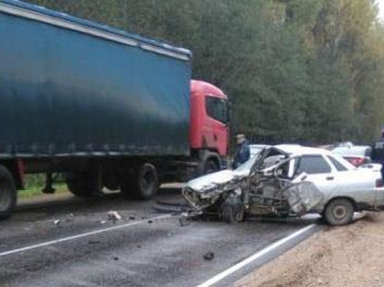 На Смоленщине водитель легковушки погиб после столкновения с фурой