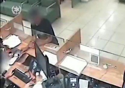 Ограбление по-израильски: в Тель-Авиве мужчина "с предметом" легко ограбил почту - «Авто новости»