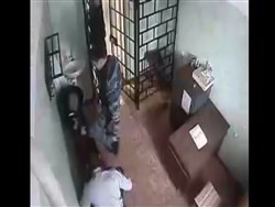 Опубликовано видео избиения заключенного начальником российской колонии - «Происшествия»