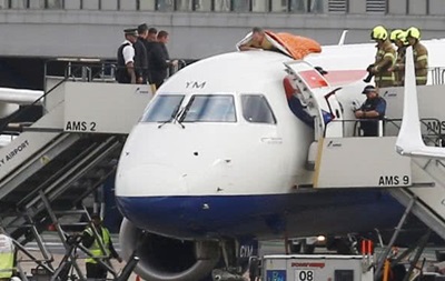 В аэропорту Лондона мужчина забрался на самолет - (видео)