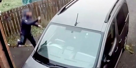 В Британии камера сняла, как угонщика настигла моментальная карма (видео) - «Происшествия»