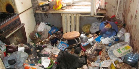 В Киеве в заваленной мусором квартире нашли труп пенсионерки - «Мир»