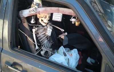В Киеве заметили авто со скелетом вместо пассажира