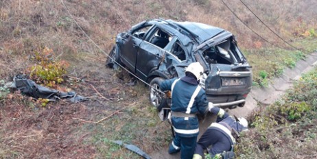 В Кировоградской области автомобиль слетел с дороги и упал на железнодорожные рельсы - «Политика»