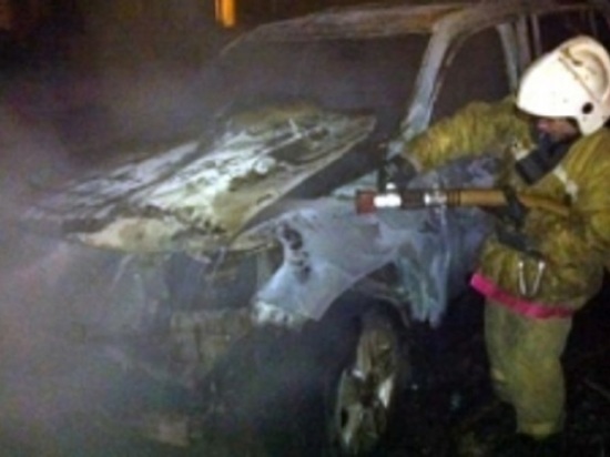 В Костроме утренний пожар уничтожил внедорожник
