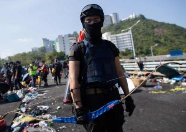 Арбалеты, луки и копья против полиции Гонконга - «Военное обозрение»
