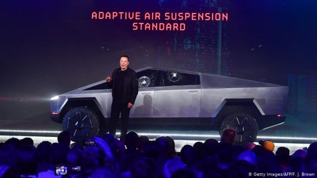 Компания Tesla представила пикап Cybertruck - «Спорт»