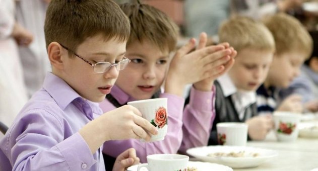 В Югре школьники смогут бесплатно питаться даже после 18 лет - «Политика»